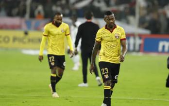 Jugadores de Barcelona salen con caras largas después de la goleada recibida en Casa Blanca.