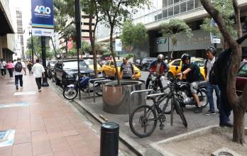 irrespeto de motociclistas a cicloparqueos en Guayaquil
