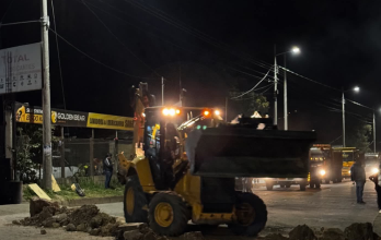 Productores y comerciantes retoman actividades con la reapertura de la vía Loja–Cuenca en Saraguro.