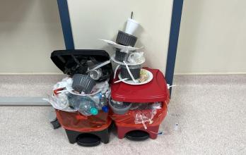 La basura en el Hospital de Monte Sinaí se acumula y queda expuesta a la interperie en ciertas zonas del centro.