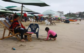 Aunque la temperatura es baja en la provincia de Santa Elena los turistas empezaron a llenar los balnearios