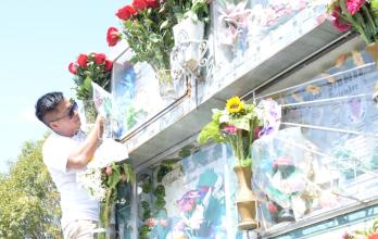 Ciudadanos mantienen vivas las tradiciones en el cementerio de Calderón.