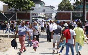 Guayaquil honra el Día de los Difuntos entre flores y visitas a los cementerios