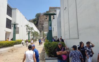 Ceremonias religiosas y homenajes se realizan en tumbas centenarias del cementerio.
