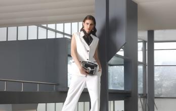 Traje sastre femenino con corbata