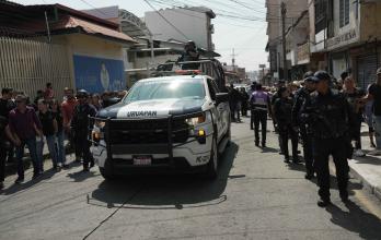 Integrantes de la Policía custodian el funeral del alcalde Carlos Manzo, en el municipio de Uruapan en Michoacán.