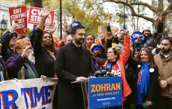 El demócrata Zohran Mamdani hablando durante un acto político este lunes, en Brooklyn.
