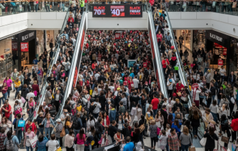 Los centros comerciales en Ecuador suelen registrar grandes aglomeraciones durante el Black Friday 2025.