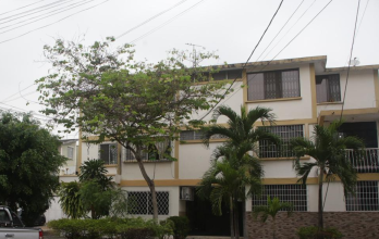 Investigadores de Criminalística inspeccionan la escena del crimen en Sauces 9, Guayaquil.