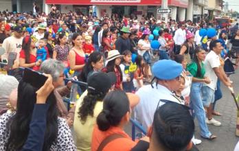 Las calles de la ciudad de Santa Elena se abarrotaron de personas por los eventos festivos