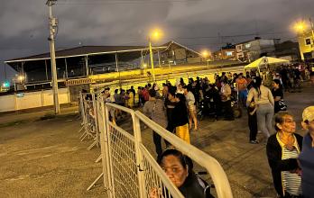 Al menos 200 personas permaneces afuera de la cárcel de Machala en busca de noticias de sus familiares.