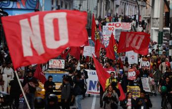 Manifestantes con banderas y pancartas recorren el centro histórico de Quito.