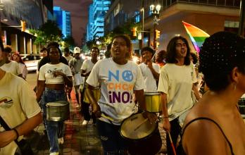 Jóvenes bailando al ritmo de los tambores de la Batucada Popular en el cierre de campaña de Pachakutik.