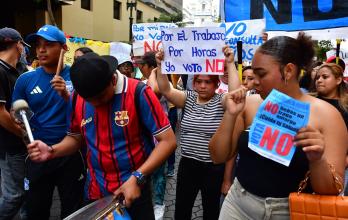 Jóvenes marcan el ritmo con tambores y bubucelas durante la marcha política en el cierre de campaña por el ‘No’ en Guayaquil.
