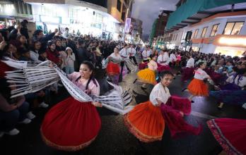 Desfile colorido y homenaje a las diez memorias del FIAVL 2025, que transforma a Loja en epicentro cultural del Ecuador.