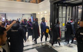 Ecuador saliendo del Novotel de Toronto bajo la mirada de sus hinchas.