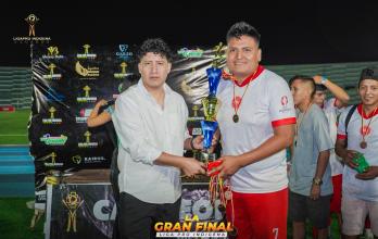 Diego Guaylla (camisa blanca) es el presidente de LigaPro Indígena.