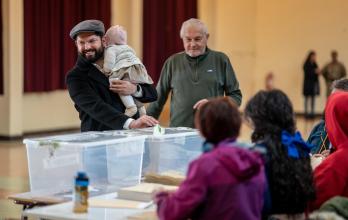 Fotografía cedida por Presidencia de Chile del mandatario Gabriel Boric votando durante la jornada electoral este domingo, en Punta Arenas