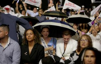 Los paraguas salvaron a más de un invitado de mojarse en la Concha Acústica.