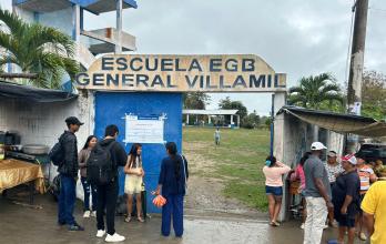El hecho se conoció cuando un jefe de recinto de las Fuerzas Armadas observó al sujeto marcando varias papeletas.