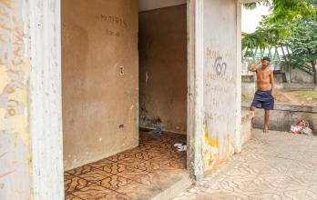 baño abandonado en el Malecón de Milagro