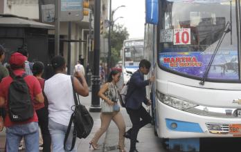 pasajeros en buses de Guayaquil