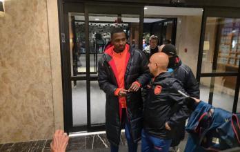 Willian Pacho a la salida del hotel de la Tri en Nueva Jersey.