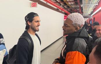 Leonardo Campana y Michael Morales al final del partido de Ecuador y Nueva Zelanda.