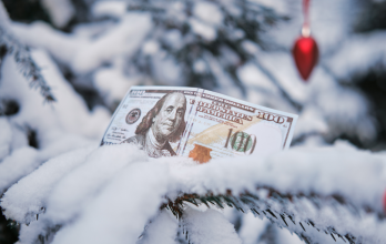 Trabajadores en Ecuador revisan su décimo tercer sueldo mensualizado antes de fin de año.