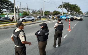 Policías inspeccionan la zona donde el vehículo fue atacado en la vía a la costa.