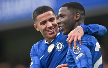 Enzo Fernández y Moisés Caicedo del Chelsea que juega ante FC Barcelona.