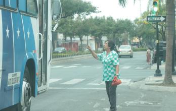 MUJERES EN PARADEROS. (15516964)