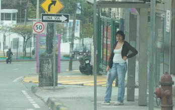 MUJERES EN PARADEROS. (15516940)