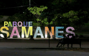 Parque Samanes a oscuras.