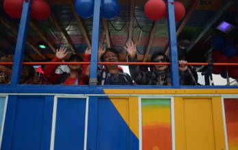 Durante las fiestas de Quito es usual que circulen las chivas.