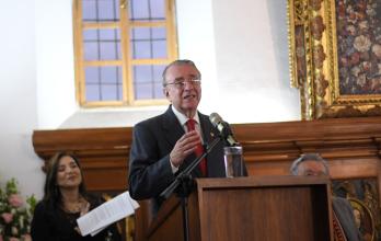 El historiador ecuatoriano Enrique Ayala Mora sonríe y agradece a familiares y amigos durante la ceremonia en Quito.
