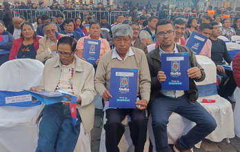 Vecinos de varios barrios recibieron sus escrituras durante el pregón de las fiestas.