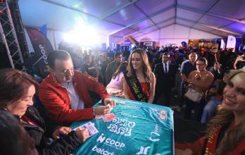 Autoridades y reinas dan inicio al Campeonato Mundial de 40 en el Centro Comercial Iñaquito.