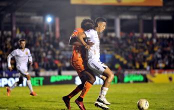 Libertad presiona a Barcelona SC con constantes centros al área en el estadio Reina del Cisne.