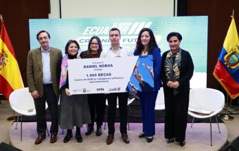 Noboa inicia agenda en Madrid y entrega becas a migrantes ecuatorianos