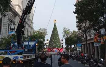 El Malecón 2000 se convierte en un punto de encuentro familiar y turístico durante la temporada navideña.