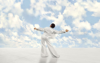 El blanco suave que complementa cualquier outfit urbano o casual.