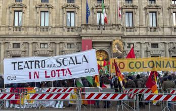 Protestan frente a La (15579130)