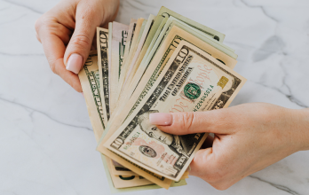 Beneficiarios del IVA en Ecuador dependen del reembolso mensual para cubrir gastos de salud y alimentación.