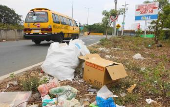 Basura en viales de La Aurora