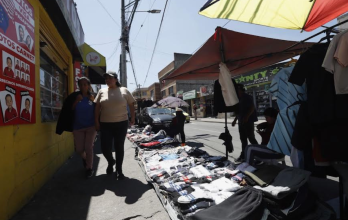 En la av. de la Prensa, muy cerca de la Lizardo Ruiz, norte de Quito, en las aceras casi no se puede caminar.