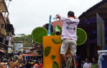 preparación del megacoctel en Montañita