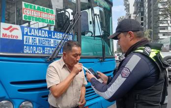 conductor de bus multado por infringir leyes de tránsito