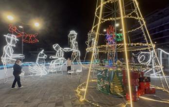 En plazas y parques de Quito, como en la Foch, se instalaron luces y estructuras iluminadas para que los visitantes disfruten de la Navidad en Quito.