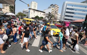 peatones en la Bahía